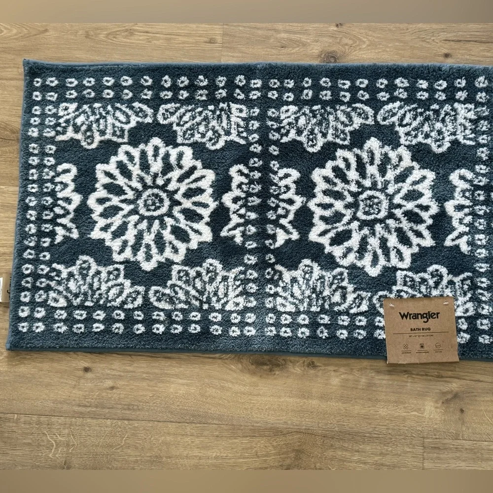 Wrangler light Blue flower bandana patterned towels and bath mat set - NWT - Picture 12 of 13